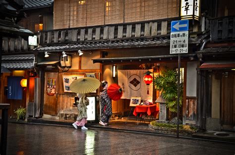 Head from kyoto to osaka using the fastest and cheapest method. Gion, Kyoto (Geisha District) - Tourist in Japan