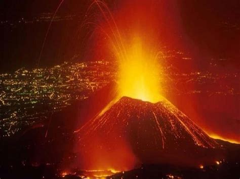 Worlds Largest Volcano In Hawaii Erupts After Nearly 4 Decades