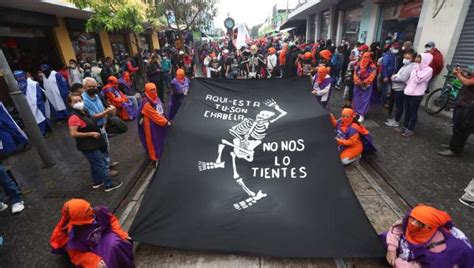 Huelga De Dolores Imágenes De Cómo Transcurre El Desfile Bufo En Medio
