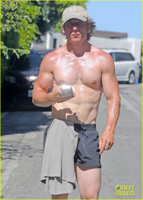 Jeremy Allen White Shows Off His Fit Physique During Shirtless Workout