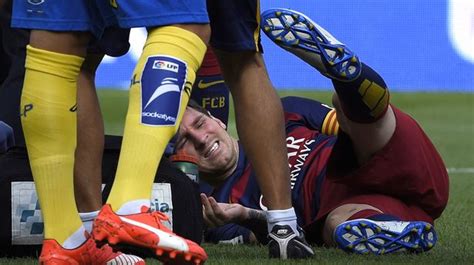 Lionel Messi Injured Nine Minutes Into Barcelona S Game Against Las Palmas And Taken To Hospital
