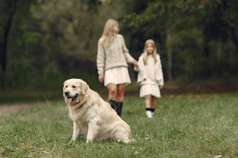 Madre E Hija Jugando Con Perro Familia En El Parque De Otoño Concepto