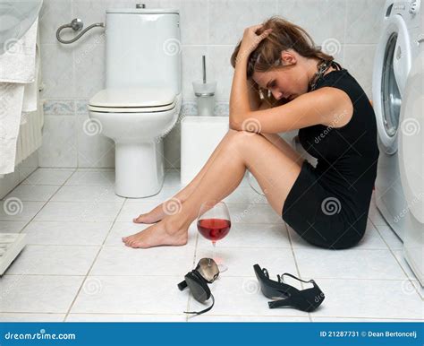 Betrunkene Frau In Ihrem Badezimmer Stockbild Bild Von Kater Zauber