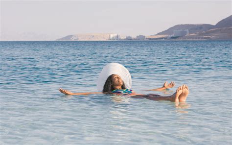 Im Salzwasser Des Toten Meeres In Jordanien Treiben Evaneos