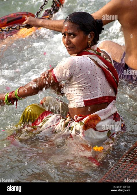 mujer bañarse en el río ganges en la tercera shahi snan kumbh mela en har ki pauri haridwar