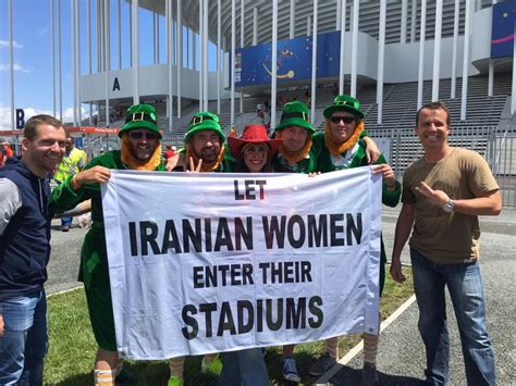 Jo De Rio La Femme Derrière La Banderole Laissez Les Iraniennes