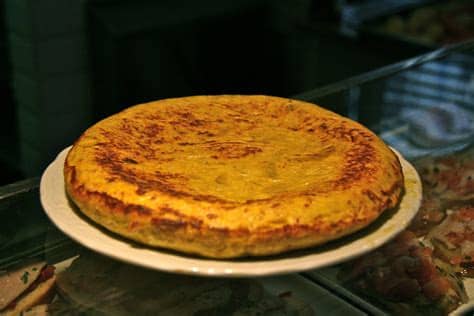 Aunque muchos lugares comparten tradiciones durante estas fechas tan especiales, hay madrid o tomarse 12 uvas en la puerta del sol: File:Tortilla Española-2011.JPG - Wikimedia Commons