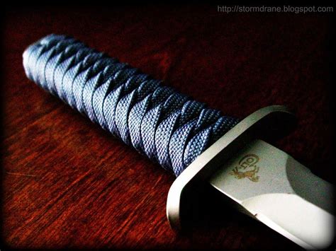 This cobra paracord bracelet project uses approximately 10 ft of 550 paracord. Some paracord work on a Skinny Mini... | Paracord knife, Paracord knife handle, Paracord