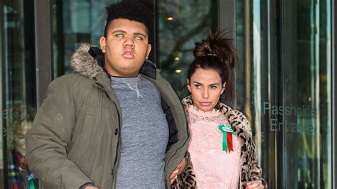 Katrina amy alexandra alexis price (née infield; Jetzt doch: Katie Price schickt Sohn Harvey ins Pflegeheim ...