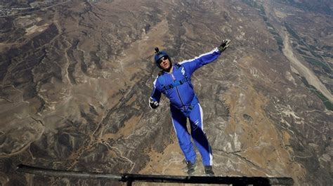 Skydiver Completes Death Defying Stunt Free Falls 25000 Feet Into Net