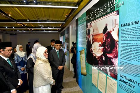 The raja permaisuri agong says she has told the palace to inform the police not to take action. Raja Permaisuri Agong melawat UIAM