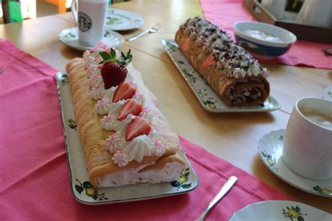 Schnelle Erdbeer- und Schokoladen Bisquitrolle mit Gelinggarantie #Food ...