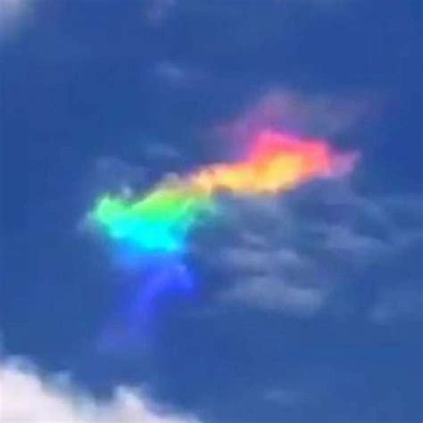 Stunning Rainbow Cloud Caught On Video What To Know About The Cloud