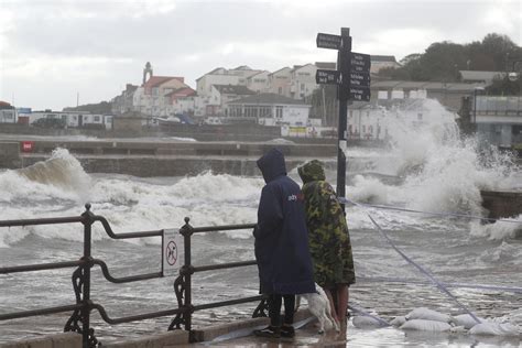 uk weather heavy rain and gale force winds set to batter country in weekend washout the