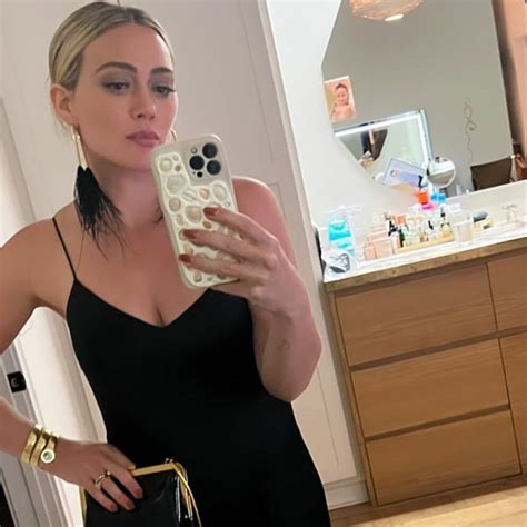 Hilary Duff Selfies Some Sexy Braless Cleavage Action Https T Co U Sbyditdk Popoholic Popoholic