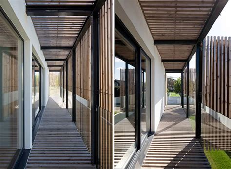 House Uses Operable Wood Louvers For Temperature Control