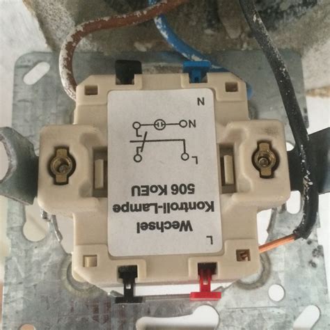 Wechselschalter anschließen lohnt sich, wenn in durchgängen von beiden seiten aus licht angehen soll. Wie schließe ich einen Kontrollschalter an? (Haus, Strom ...