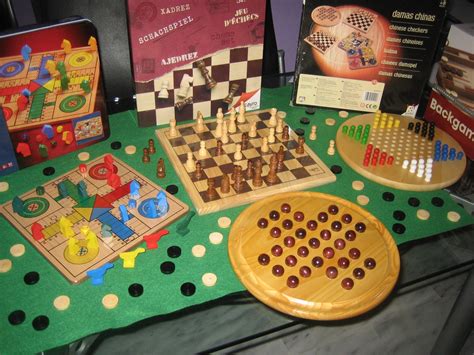 El dominó, las cartas o el ajedrez ayudan a las personas mayores las dos amigas descaradas, cecilia cebra y luisa león, se han inventado un montón de divertidos juegos para sus amigos del zoo. juegos de Mesa