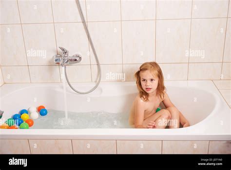 Ein Kleines M Dchen In Eine Badewanne Mit Farbigen Kugeln Spielen Stockfotografie Alamy