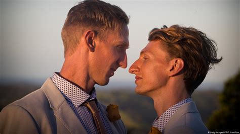 australians wed as gay marriage reform kicks in dw 01 09 2018