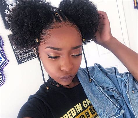 Modele de coupe de cheveux rasé sur le coté. Coiffure Afro Homme Simple