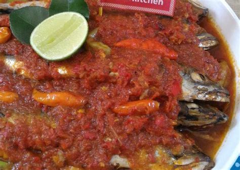 Siapkan minyak panas, tumis bumbu halus, masukkan daun jeruk dan serai, tumis hingga 4. Resep Ikan Pindang dan Terong Bumbu Balado (Diet Enak ...