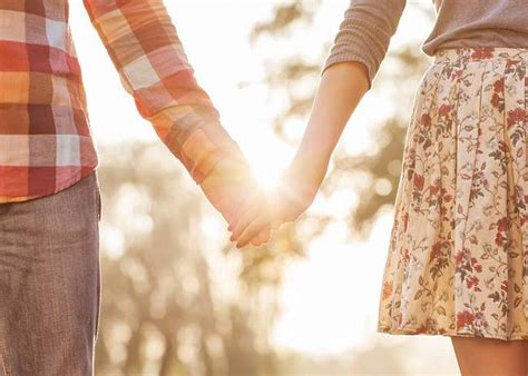 Kalo gaya pegangan tangan kamu sama pacar gimana? Ternyata Pegangan Tangan Bisa Menangkal Stres - Alodokter