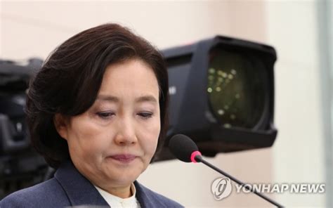박영선 후보는 오세훈 후보의 내곡동 땅 관련 특혜 의혹과 거짓 해명 논란을 집중적으로 추궁할 것으로 예상됩니다. 단독 박영선 '학력은폐' 의혹...상명대 입학-경희대 편입 안 ...