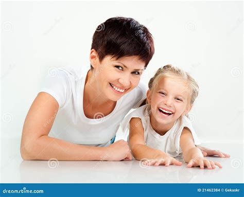 Het Lachen Van De Moeder En Van De Dochter Stock Foto Image Of Meisje