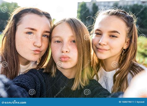 Drie Meisjes Meisjes Meisjes Tieners 14 15 Jaar Oud Die Zelffoto Nemen Op Een Telefooncamera