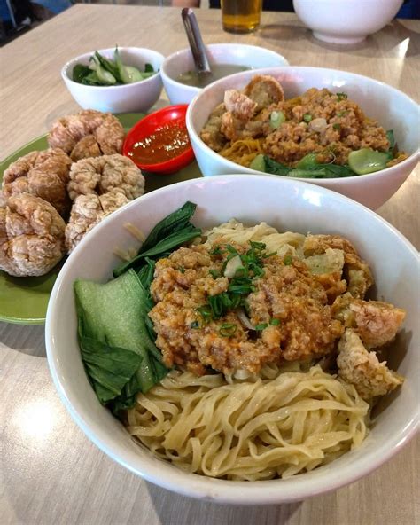Ingin menyajikan hidangan berkuah lezat untuk keluarga tercinta? Rekomendasi 15 Mie Ayam Enak di Bandung, Mana yang Jadi Favoritmu? | BukaReview