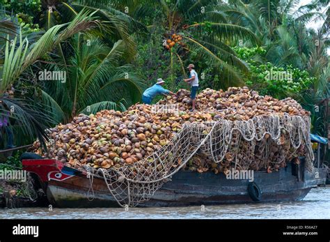 Overloaded Boat Stock Photos & Overloaded Boat Stock Images - Alamy