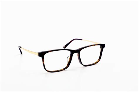 Intip Kacamata Untuk Wajah Bulat Yang Bisa Membuatmu Tampil Gaya