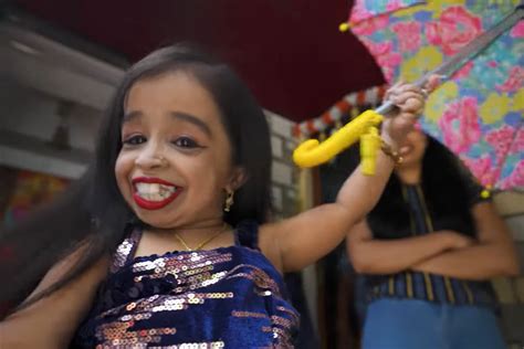 Кто такая Джоти Амджи как живет самая маленькая женщина в мире 17 декабря 2023