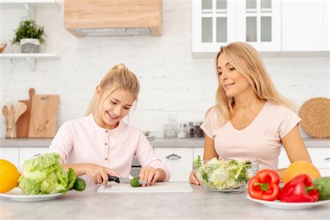 Madre E Hija Cocinando Juntas Foto Gratis