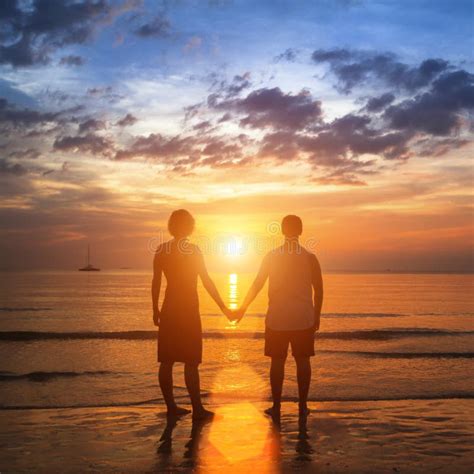 List 91 Wallpaper Couple Holding Hands On The Beach Completed