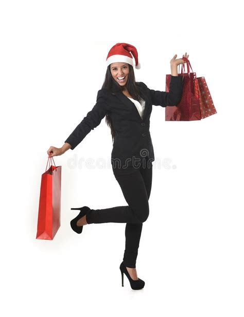 Счастливая красивая латинская женщина при шляпа Santa рождества держа