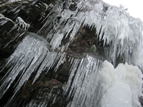 7 Gorgeous Frozen Waterfalls In Washington