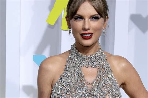 Taylor Swift Breaks A Major Record With Midnights