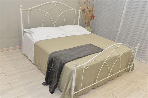 Letto matrimoniale in ferro battuto bianco. letto in ferro matrimoniale bianco decorato oro