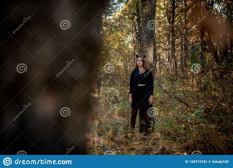 Adolescente En Disfraces De Halloween En El Bosque Imagen De Archivo