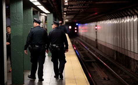 Captan En Video A Padre Abusando De Sus Hijos En Estación Del Subway En