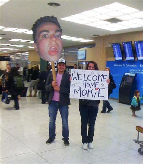 Funny And Embarrassing Airport Pick Up Signs That Were