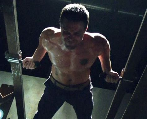 Arrow Star Stephen Amell S Intense Shirtless Workout That Will Leave