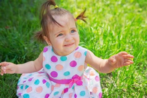 Cute Little Girl Sitting On The Grass On A Summer Sunny Day — Stock