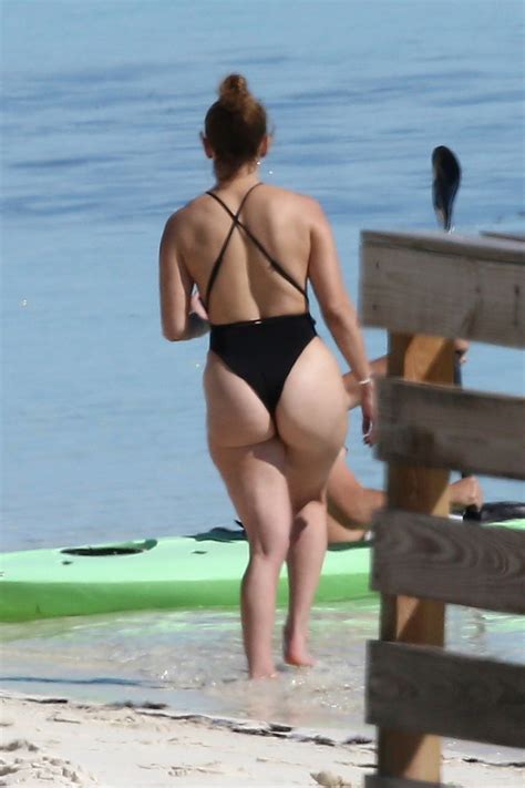 Jennifer Lopez Showed Off Her Juicy Ass On The Ocean Photos The