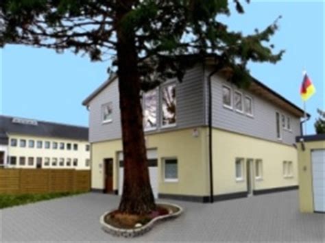 Fertighallen sind in der regel hallen, deren konstruktionselemente in einem werk vorproduziert und auf der baustelle nach dem baukastenprinzip errichtet werden. Fertighallen