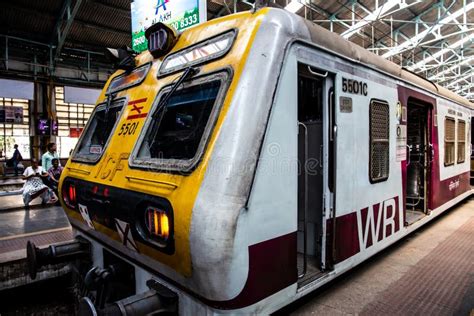 Mumbai India 29 November 2019 Indian Train Arriving Or Departing