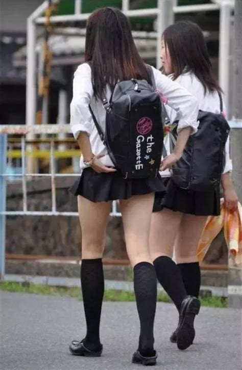 日本女高中生的超短裙再破纪录，那点布料还能遮住什么？推特校服高中生新浪新闻