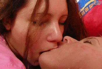 レズキスエロGIFディープに絡み合う女同士の濃厚接吻シーン 枚 エロ画像ギャラリー